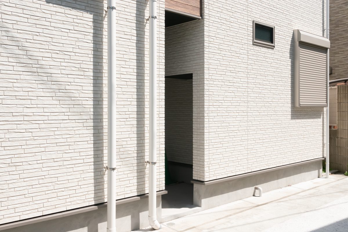 塗り替え後の白い外壁の戸建て住宅